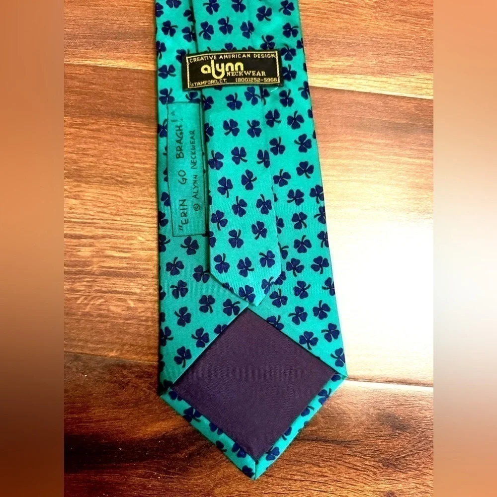 ALYNN 100% Silk Clover Leaf Print on Green Tie Made in USA